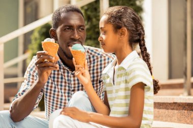 Düşünceli genç adam dondurma tadı zevk