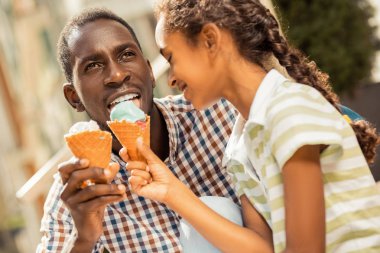 Sevimli küçük dişi, babasını dondurmayla besliyor