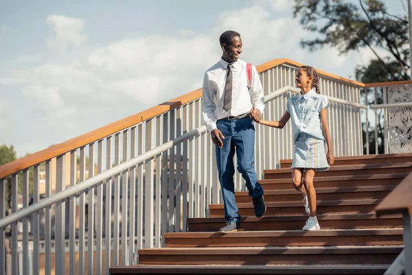 Knappe jonge zakenman gaat naar huis met zijn dochter — Stockfoto