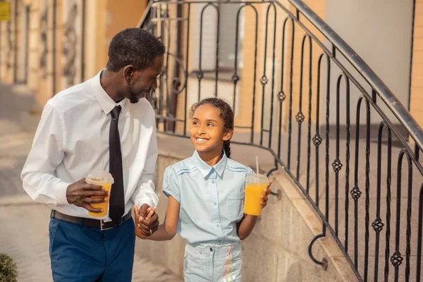 Güzel küçük kadın babasını dinliyor