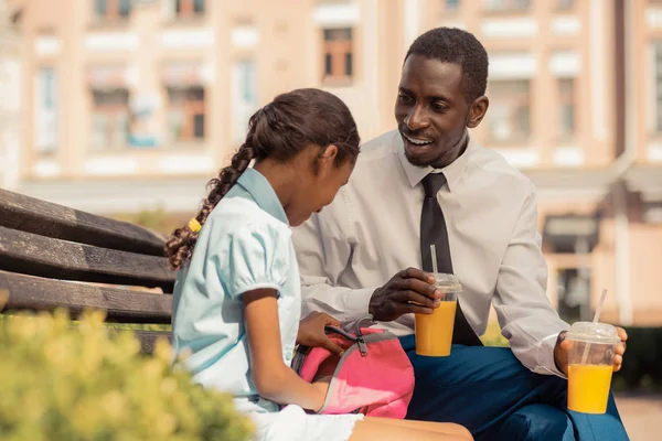 Cheerful young father talking to his daughter — Stock Photo, Image