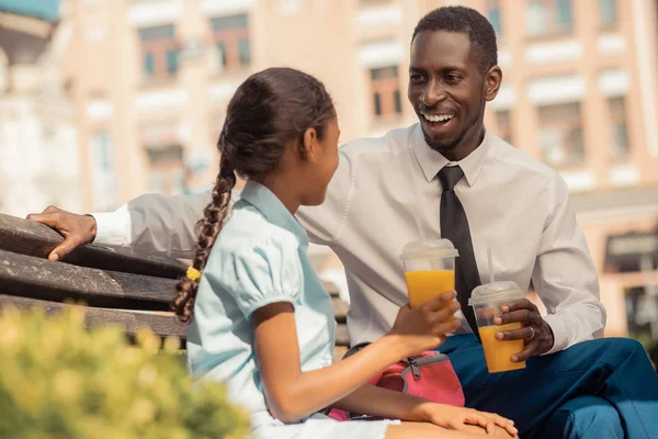 Olumlu mutlu Uluslararası aile parkta dinlenme sahip