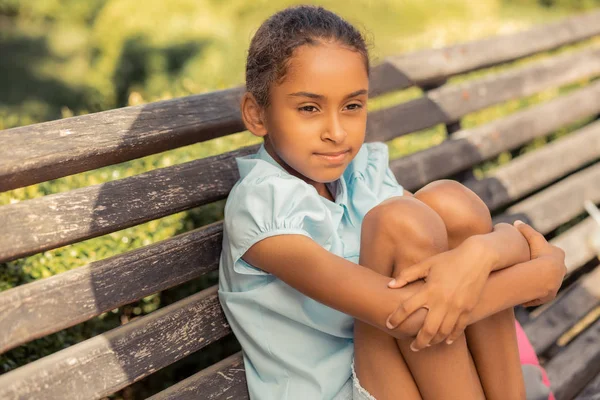 Verträumte kleine Frau denkt an ihre Schulkameraden — Stockfoto