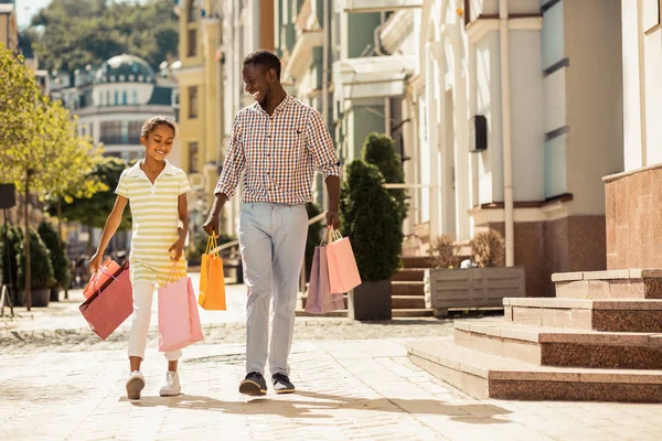 Positief verrukt internationale familie wandelen na het winkelen — Stockfoto