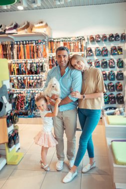 Kadın sarılma onu kocası ayakta yakın kız ile köpek