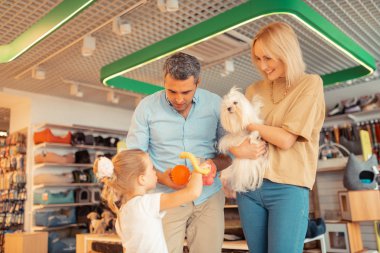 Anne tutan köpek süre koca ve kız seçme oyuncaklar için Pet