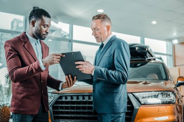 Müşteri ile bir sözleşme sonuçlandıran araç satıcısı.