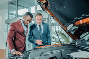 Araba bayi otomobil müşteri iç parçası gösteren.