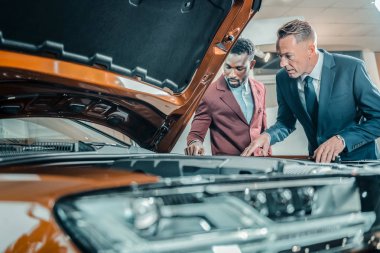 İki adam otomobil inşaatı keşfetmek.