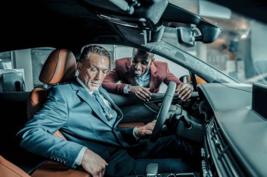 Araç satıcısı, müvekkiline Gösterim hakkında sorular soruyor.