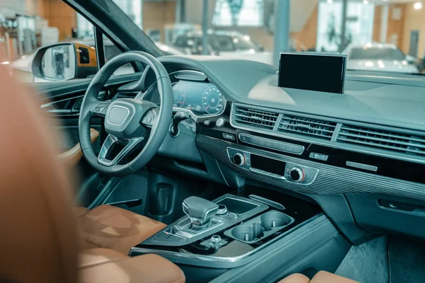 Salón del coche vacío en el showroom . —  Fotos de Stock