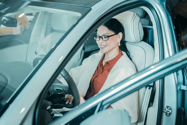 Woman getting used to sit in her new car. — Stock Photo, Image