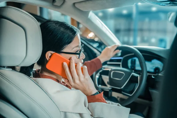 Woman telling her friend about buying a new car. — Stock Photo, Image