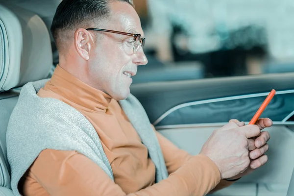 Sonriente hombre va a sorprender a su esposa . — Foto de Stock