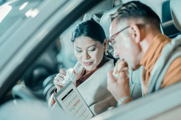 Marido y esposa almorzando en el coche . — Foto de Stock