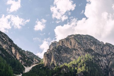 Kayalık dağ üzerinde bulut gökyüzü ile manzara manzara
