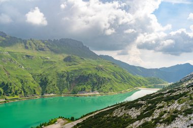 Yeşil tepe ve nehir ile pastoral Alpleri