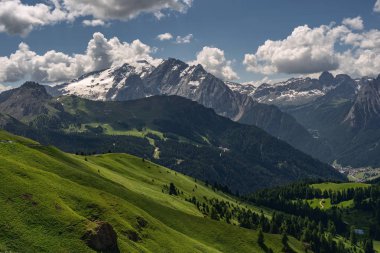 Mavi gökyüzü altında dağ tepesi ile manzara manzara