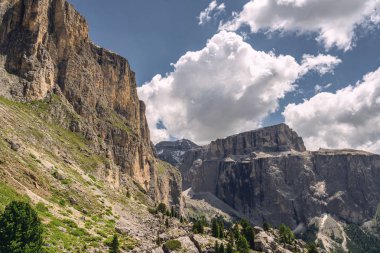Kayalık dağ ve yeşil tepe ile güzel Alpleri