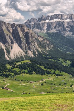 Gökyüzü altında yeşil dağ tepesi ile güzel manzara