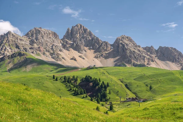 Schöne Landschaft mit Berg und grünem Gras auf Feld — Stockfoto