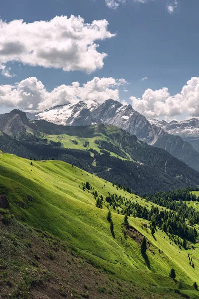 Idyllische Alpen mit Berghügel unter blauem Himmel — Stockfoto