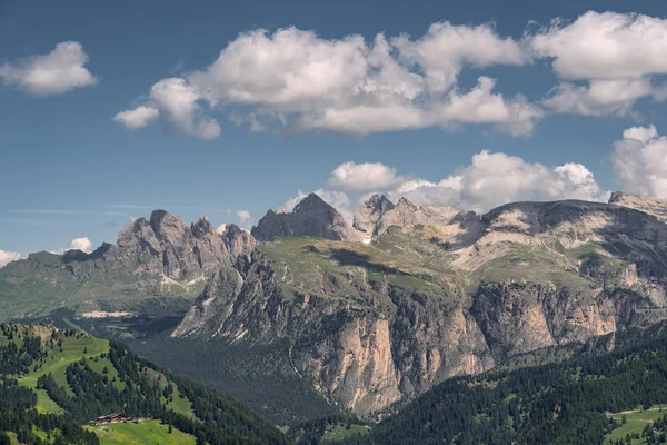 Idyllische Landschaft mit grünem Berg unter Himmel — Stockfoto