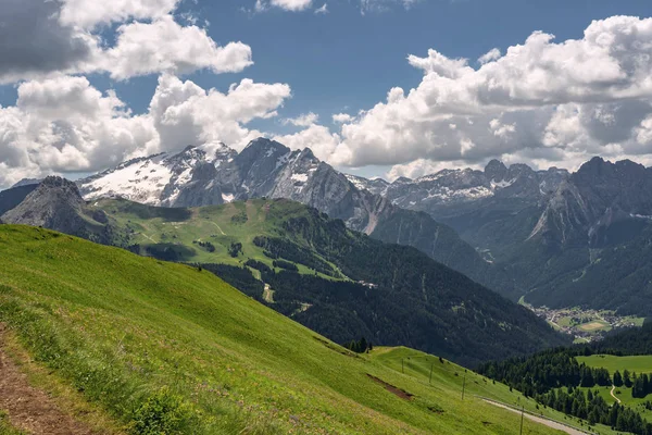 Wunderschöne Natur mit grünen Berghügeln unter Himmel — Stockfoto