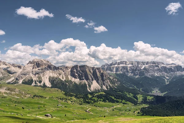 Landschaft Alpen mit grünen Berghügel unter dem Himmel — Stockfoto