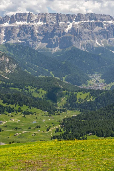 Gökyüzü altında yeşil dağ tepesi ile doğal manzara