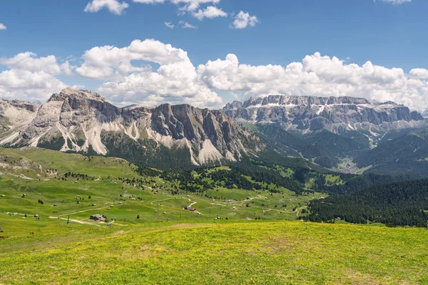 Idyllische Alpen mit grünem Berghügel unter Himmel — Stockfoto