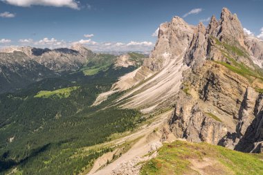 Kayalık ve kumlu dağ ile pastoral manzara
