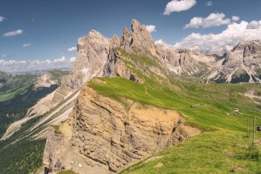 Kayalık ve kumlu dağ ile güzel manzara