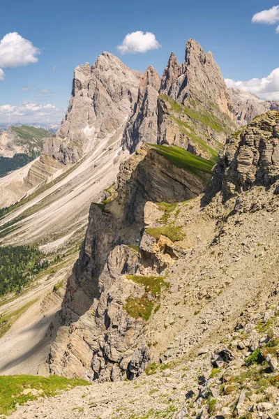 Landschaft Alpen mit hohen felsigen und sandigen Bergen — Stockfoto