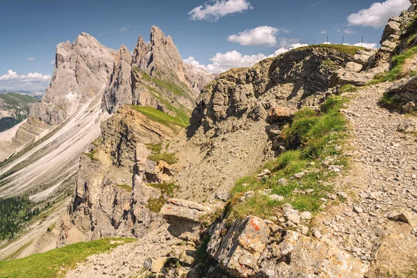 Schilderachtig landschap met rotsachtige en zanderige berg — Stockfoto