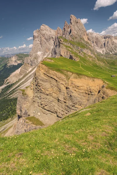 Idyllische Alpen mit felsigen und sandigen Bergen — Stockfoto