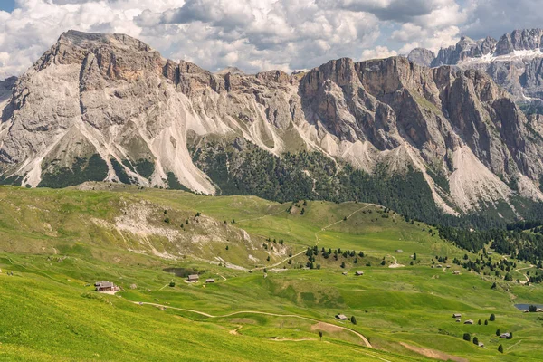 Landschaft Landschaft mit Berg und grünem Gras auf Hügel — Stockfoto