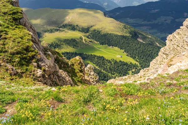 Schöne Landschaft mit Berg und grünem Gras auf Hügel — Stockfoto