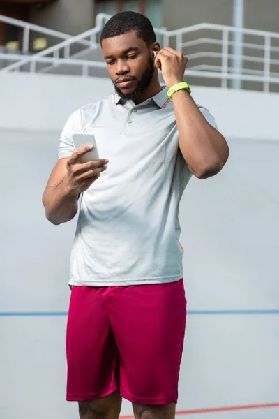 Afroamericano giovane in pantaloncini da allenamento rosa — Foto Stock