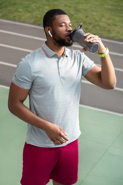 Klidný vousatý mladý sportovec v šedém tričku — Stock fotografie