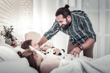 Gülümseyen baba iki çocuğuna uyanıyor