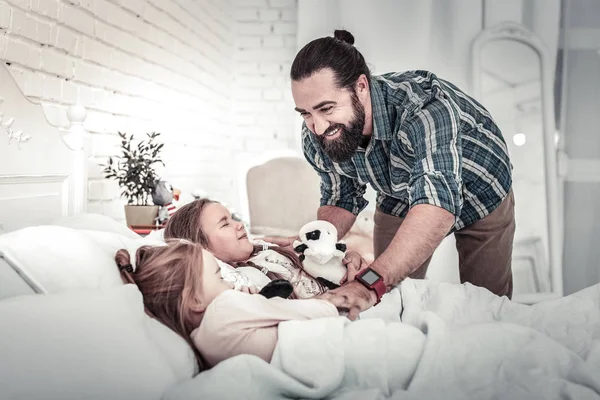 Alleinerziehender Vater weckt morgens seine Töchter — Stockfoto