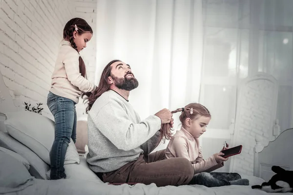 Niños y padre jugando el uno con el otro pelo —  Fotos de Stock