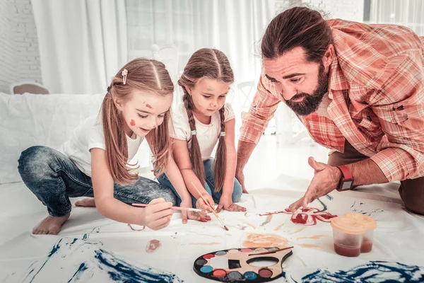 Lindas chicas y su papá dibujo en el dormitorio de luz —  Fotos de Stock