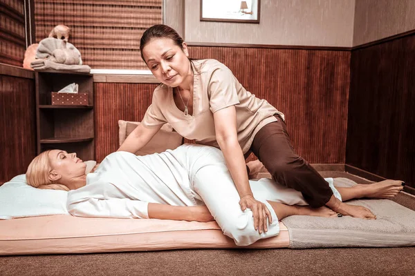 Thai massage session for relaxed blonde woman. — Stock Photo, Image