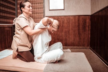 Kadın bir salonda onu tay masajı alıyorum.