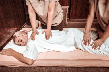 Güzel kadın onu masaj oturumu sırasında uykuya dalma.