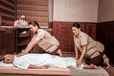 Dört el masaj seansı sırasında dinlenen kadın.