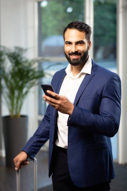 Başarılı ofis çalışanı doğrudan kameraya bakıyor