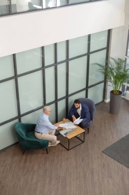 Yeni başarılı projeyi tartışan iki iş ortağı